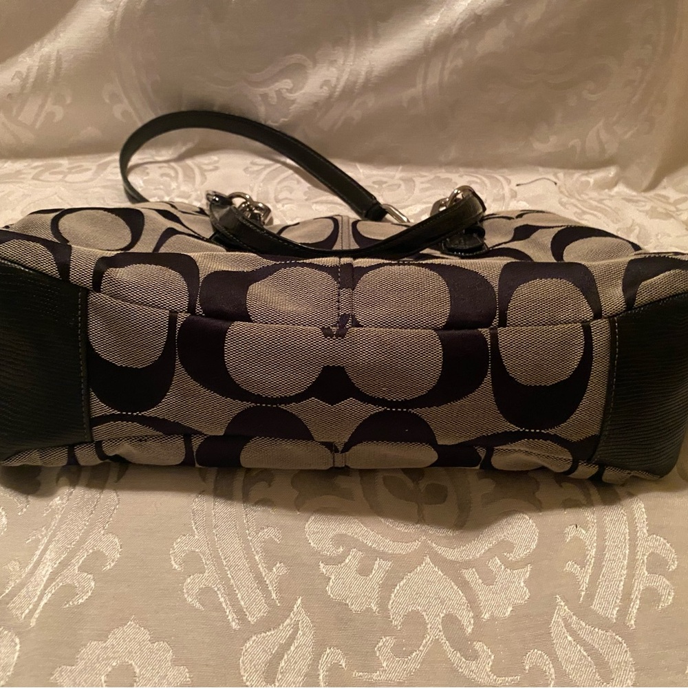 Stylish COACH Black and Gray Handbag - Picture 4 of 6
